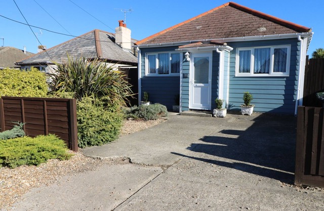 SMALLCROFT, family friendly, with a garden in Seasalter