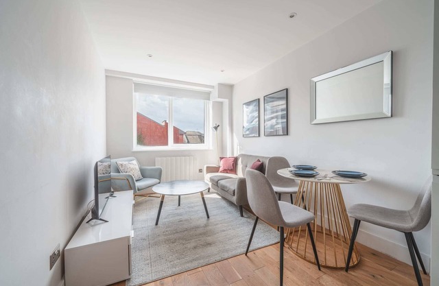 Smart 1 Bed Apartment in Eastleigh Town Centre