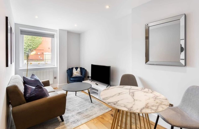 Smart 1 Bed Apartment in the Heart of Eastleigh