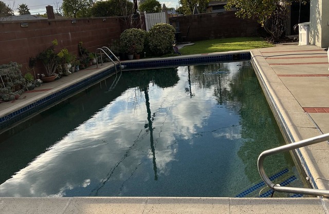Smart 2 bedroom house with a pool and garden view Sleeps 6 .Near CSUN