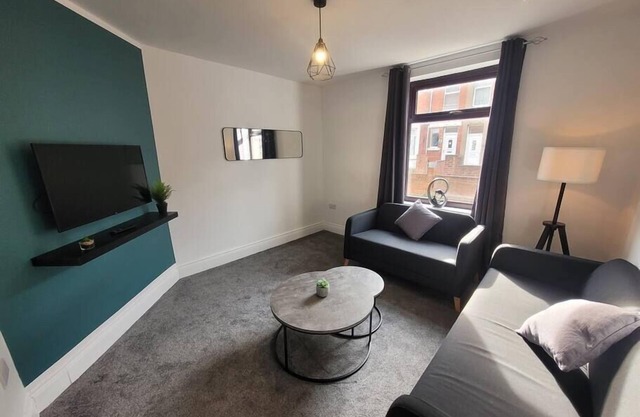 Smart 6 Bed House -Wifi -Yard -Nr Bus Stop & Train