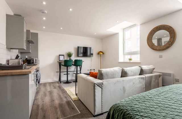 Smart Central Rotherham Studio - Sleeps 4