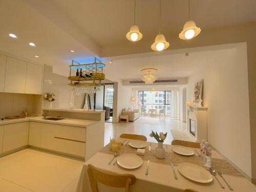 SmileNest Downtown Luxury Suite for 2-10 Guests, Zhangjiajie Attraction Ticket Service, Ideal for Couples, Families & Groups