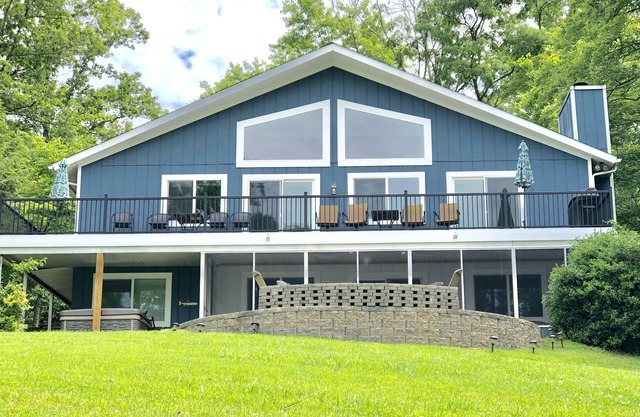 Smith Mountain Lake Water Front Hot Tub Kayaks Paddle Boards Pedal Boat
