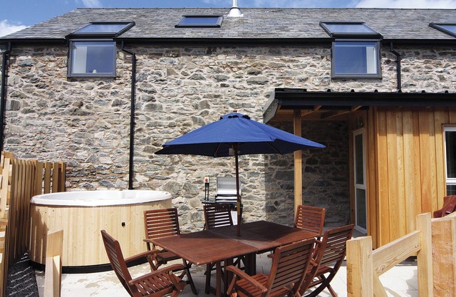 Smithy Barn - HW7592