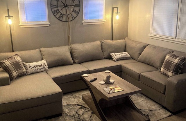 Smoke Free!The Rock House Bnb, StL. Centrally Located + Park. 8 person Max!