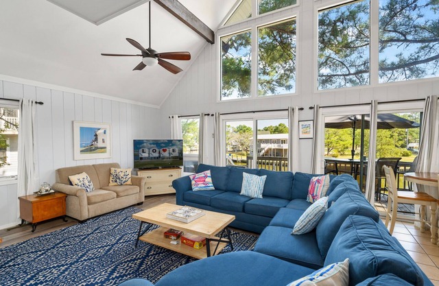 Smooth Sailing is a fabulous Direct Canalfront Vacation Home in prestigious Oyst