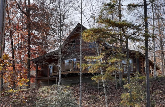 Sneaky Bear: Luxe lakeview cabin, caves, trails, fast WiFi @ BearTrackLake