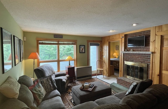 Snowbrook 3 BR Condo, Ski in/out, Lift+trailside