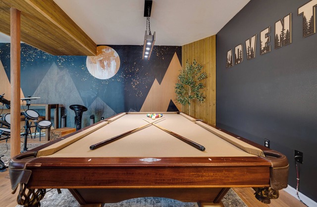 SnowCone, CottonCandy, Music, Games, Hot Tub, Sauna, 6 TVs, Fire Pit, Pets