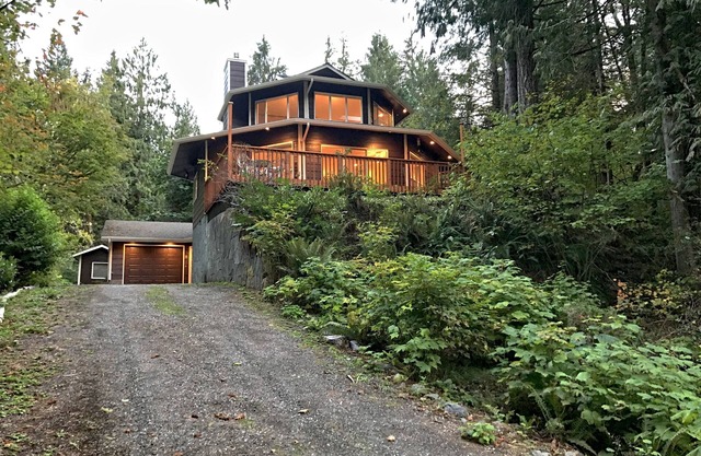 Snowline Cabin #13 - An Architectural Gem! Pet Friendly and Free Wi-fi!