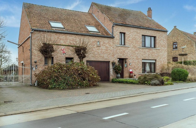 Snug holiday home in Zoutleeuw with private pool