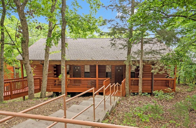 Snuggle-up in a Cabin for Two - Fireplace & Jacuzzi Tub - Minutes from Shows!