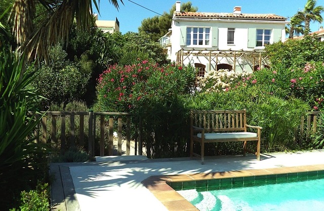 So close from the beach! Village house with garden and securised pool in Sanary