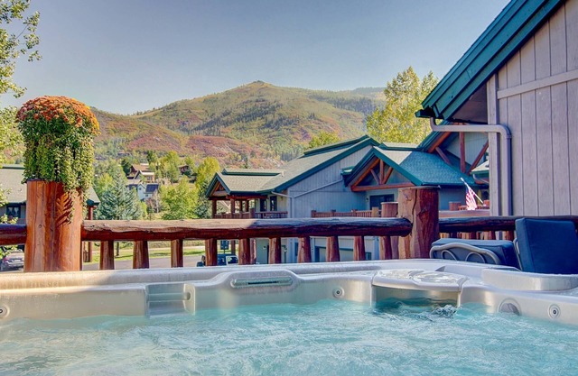 Soak Up the Mtn Views from the Private HotTub! 2 Car Garage-3 Decks-W/D-Grill-Steps to Free Town Bus
