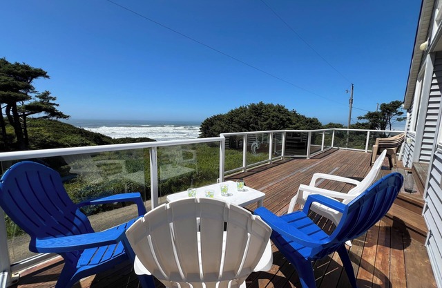 Soaring Seabird - Yachats Ocean View with Hot Tub