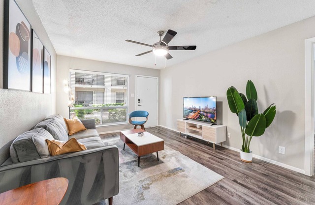 SoCo 2BR cozy suite, king bed, fast WiFi