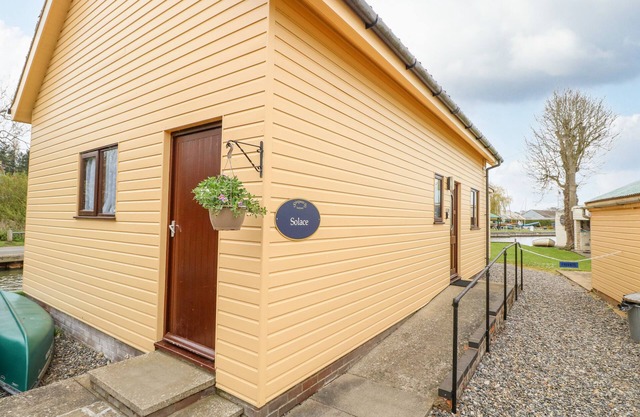 SOLACE LODGE, pet friendly, with a garden in Stalham