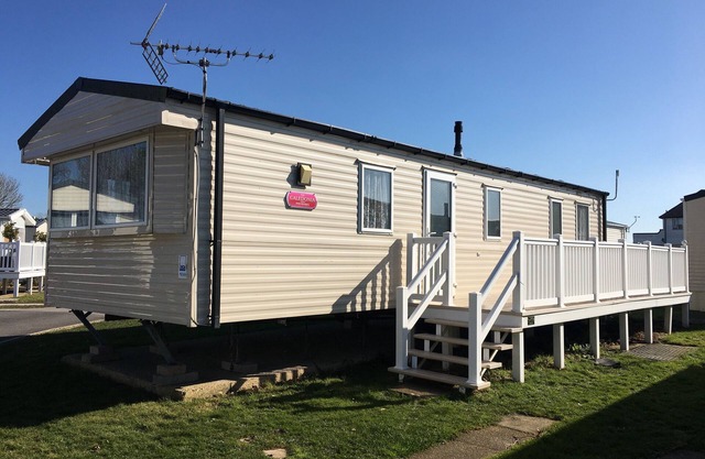 SOLENT BREEZES, CARAVAN 108, pet friendly in Warsash