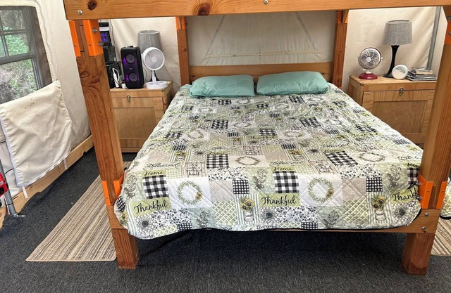Soothing 1-bedroom cabin in Unadilla over looking the valley.
