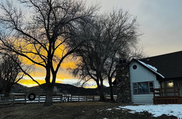 Soothing farmhouse with horse paddock on the Grand Mesa, largest flattop mt.