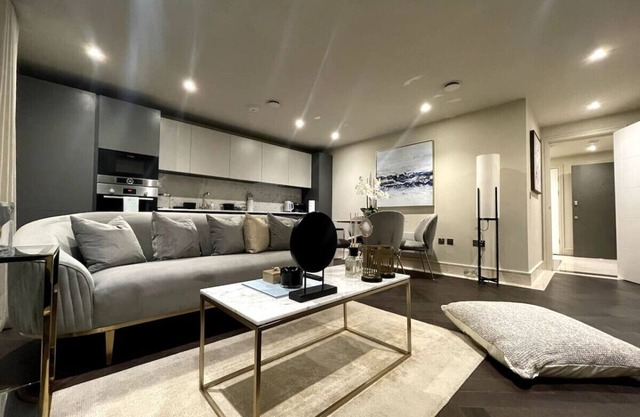 Sophisticated 1BR, 1 BA Chigwell Designer Flat