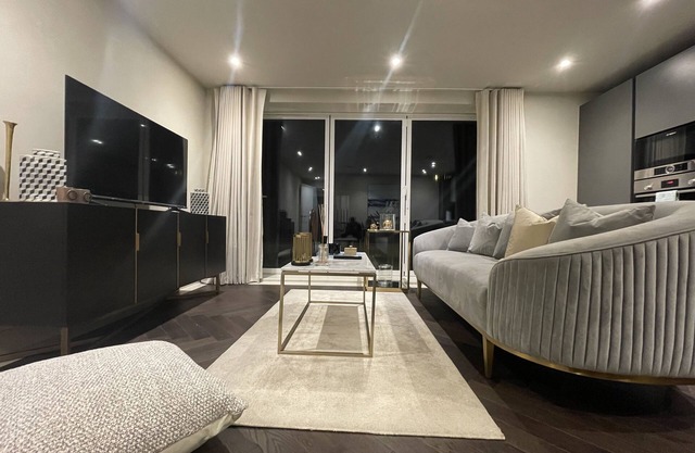 Sophisticated 1BR, 1BA Chigwell Designer Flat