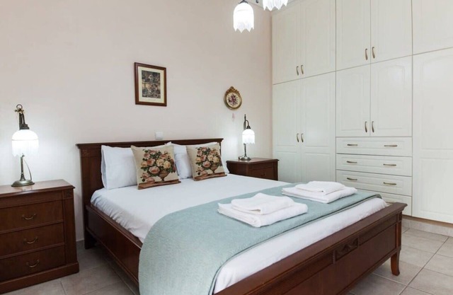 Sophisticated 2-Bedroom Retreat in Petroupoli