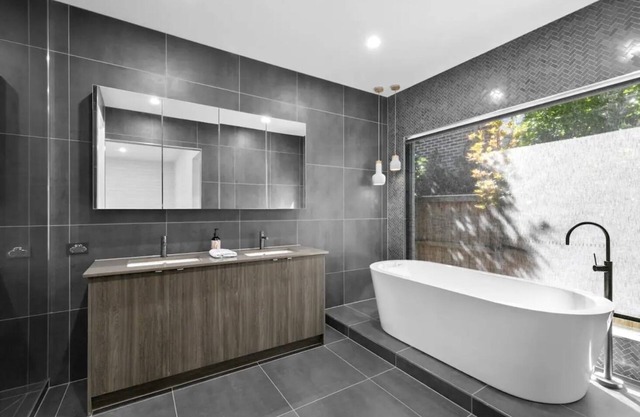 Sophisticated Abode nnLuxurious and contemporary home just 10 mins to the beach