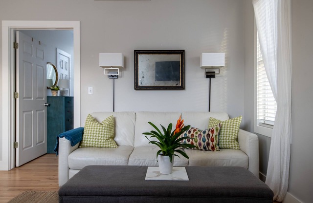 Sophisticated and Cozy Carriage House in Prospect Newtownn