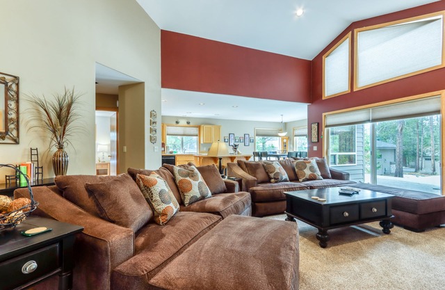 Sophisticated home with a private hot tub, pool table, bikes & SHARC Passes