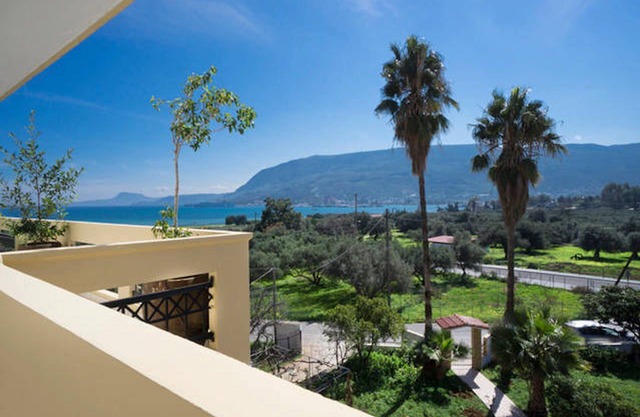 Souda bay Penthouse - next to the beach - nature and farm around