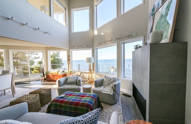 Sound Reflections: Waterfront home, Strait water views, beach!