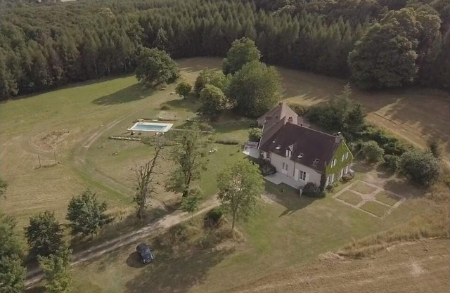 South Burgundy, swimming pool, sleeps 10 Nature, peace, views, culture