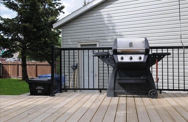 South Central 2000SF 5 Bedroom house, 5-10 mins Walk to Grocery, C-Train