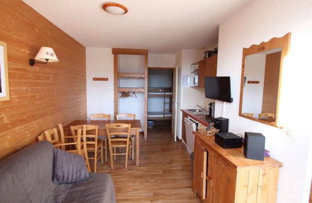 South-Facing 2BR+Mountain Nook Apt, Near Slopes, Equipped Kitchen, Pet-Friendly