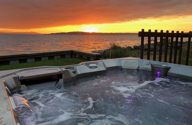 South facing, beach house 20 feet from the water! Kayaks and a brand new hot tub