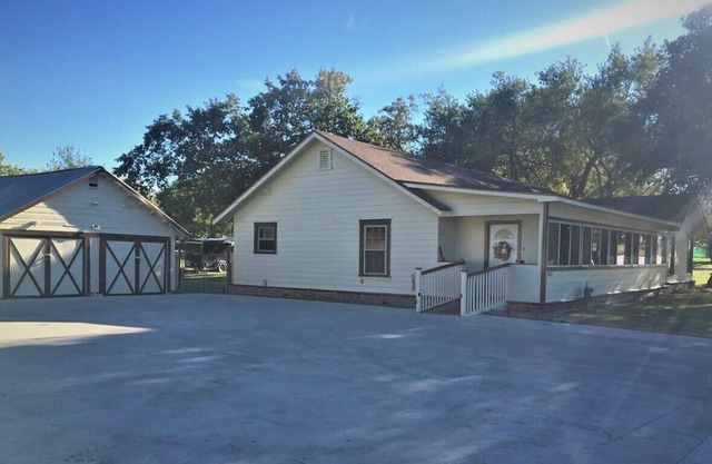 SOUTH FORK INN, RANCH HOME,SLEEPS 15, DOWN THE ROAD FROM SILOS, HUGE YARD!