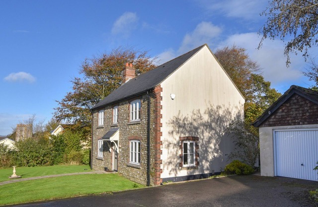 SOUTH GLEBE, pet friendly, character holiday cottage in Hawkchurch