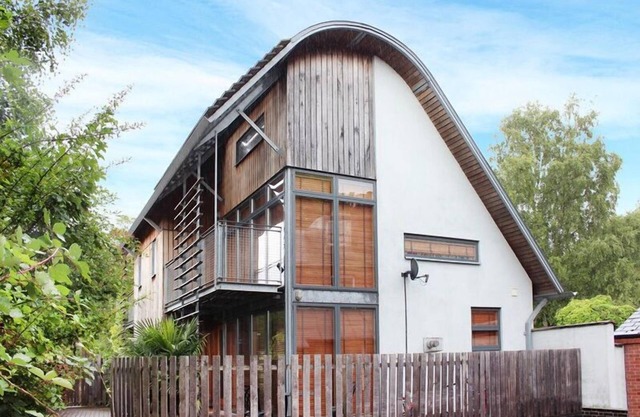 South House offers high comfort self-catering accommodation for up to 6 people,