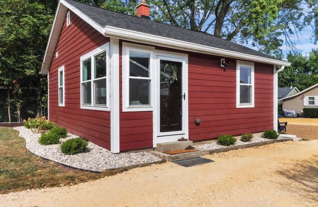 South Shore Retreat: Red House - C