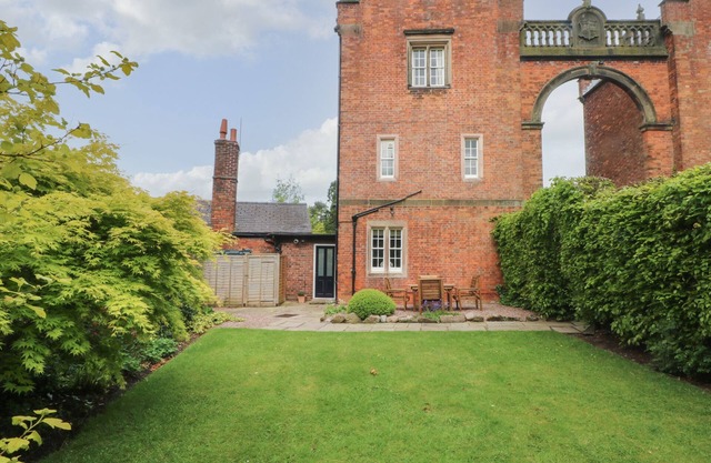 SOUTH TOWER COTTAGE, family friendly, with a garden in Macclesfield