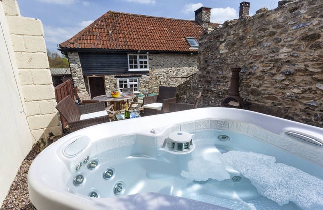 SOUTHCOTT FARM COTTAGE, pet friendly, with hot tub in Sheldon