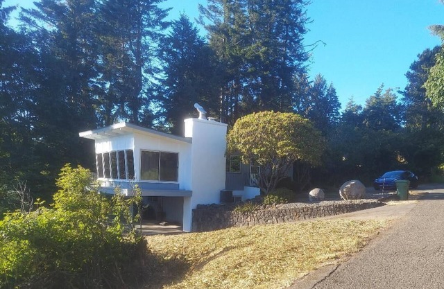 Southern Oregon Mid -Century Coastal Charmern Summer Discount- Aug & Sept 2025