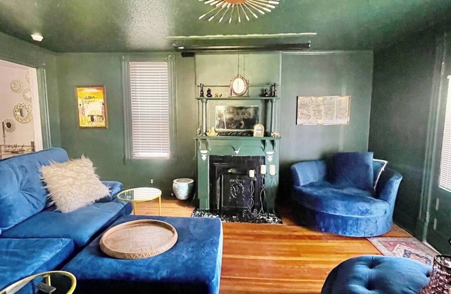 Southern Parkway Retreat Near Attractions & Dining