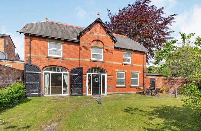 SOUTHPORT COACH HOUSE, family friendly, with a garden in Southport