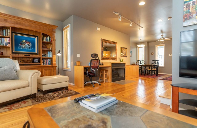 Southside's Sunset Haven. Rooftop Deck. Perfect for Couples & Families w/Kids!