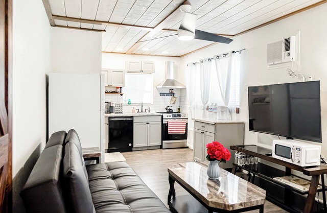 Spa-Inspired Luxury Cottage, Heart of Redding & Near Bethel Church