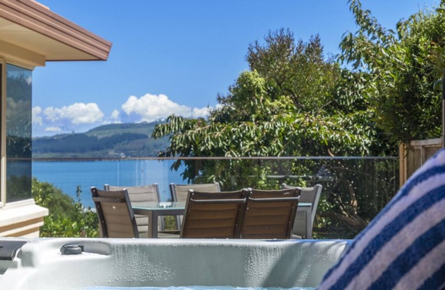 Spa-Pool, Lake & Mountain Views