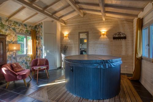 spa privatif intérieur du chalet -la truffe- le bois de la pause-